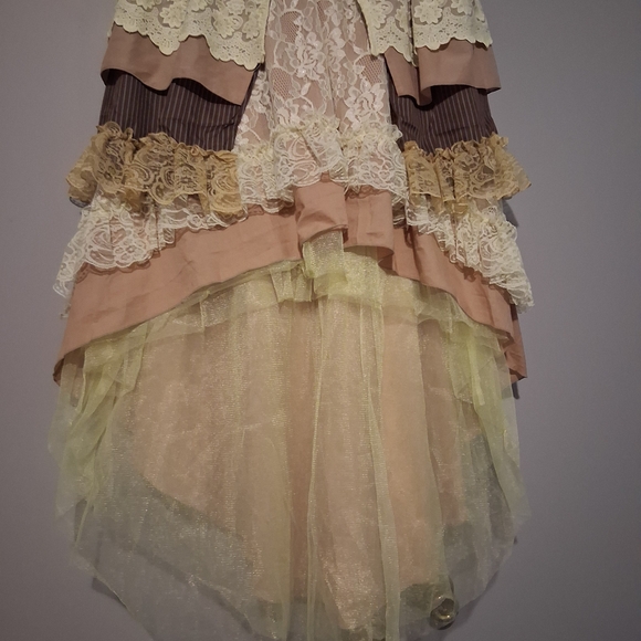 RQ BL- High-Low Lace Layered Skirt in Beige and Cream - Picture 3 of 15